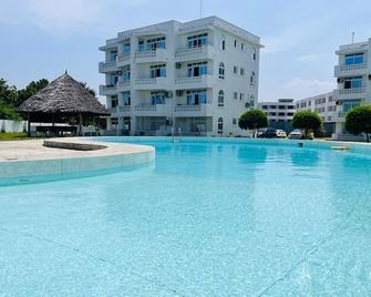 Lux Suites Kijani Beach Apartments - Malindi - Pool