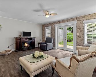 Chez Michele 3 Bd Parking Yard - St. John's - Living room