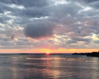 Skylight Waterfront home w/ amazing view/dock/boat - Lancaster - Beach