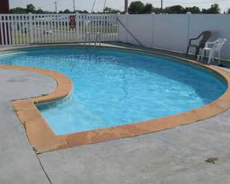 Guest House Motel Chanute - Chanute - Piscina