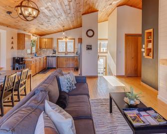 New! Scenic White Mountains Retreat - Thornton - Sala de estar