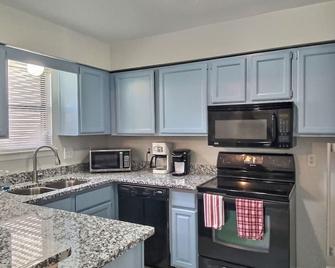 Light & bright; vaulted ceilings, close to Beach, Deck w/ BBQ, bikes included. - Virginia Beach - Kitchen