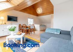 6843 Privatzimmer mit eigenem Bad - Pattensen - Huiskamer