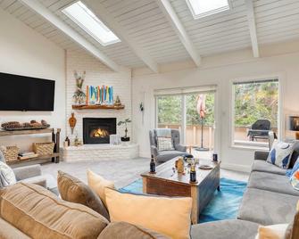 Ski Way by Avantstay Cozy Tahoe Home w/ Fireplace & Balcony - Incline Village - Living room