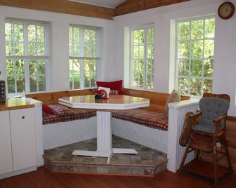 Cozy, Family Friendly Log Cabin Close To Everything! - Williams Bay - Dining room