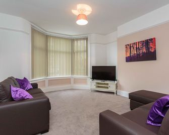 Cherry Property - Passionfruit Suite - Blackpool - Living room