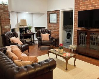 “Corrung”. Beautiful Grand Federation residence which has been fully renovated. - Colac - Sala de estar