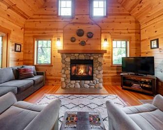 Wooded Bliss Riverfront Sanctuary On The - McKenzie Bridge - Living room