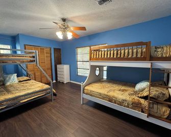 Country Farmhouse and Guesthouse, 7br/4ba, Sleeps 16 with Hot Tub - Lithia - Bedroom