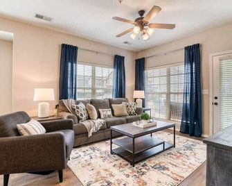 Modern Condo in StoneBridge Resort! - Reeds Spring - Living room