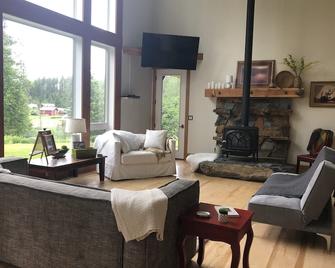 Stony Broke Ranch private retreat, eight miles from Glacier - Martin City - Living room