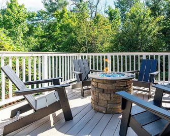 Chalet on the Hillside | Hot Tub + Fire Pit + Swim & Hike - Glen - Balcony