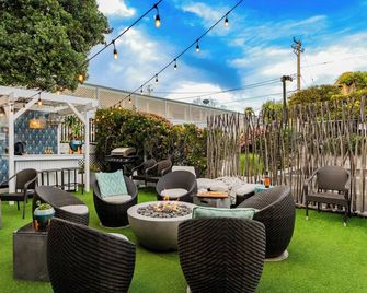 Studio Near Cayucos Pier | King Bed + Full Kitchen + Communal Firepit Lounge - Cayucos - Innenhof