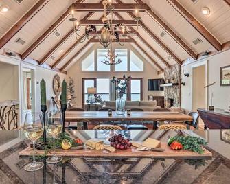 Stunning Highlands Escape with Fireplace and Game Room - Highlands - Essbereich