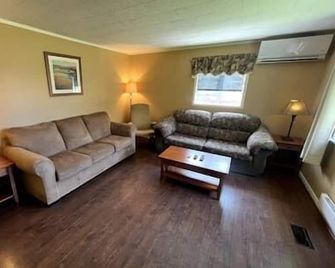 Cozy Country Vacation Home - Shediac - Huiskamer
