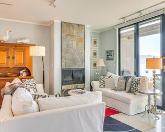 Lakefront Incline Village Condo w/ Private Deck! - Incline Village - Living room