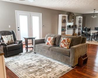 The Grand Escape - Central Kentucky Green River Vacation Stay - Campbellsville - Wohnzimmer