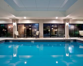 ฮอลิเดย์อินน์ เอ็กซ์เพรสแอนด์สวีทส์ นิวพอร์ตนิวส์ - เครือโรงแรมไอเอชจี - นิวพอร์ต นิว - สระว่ายน้ำ