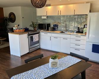 Quiet, Private, and Rustic Escape - Agoura Hills - Kitchen
