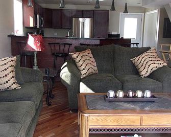 Waterfront Cottage Getaway with Gorgeous Views in Thousand Islands Park, Ontario - Lansdowne - Living room