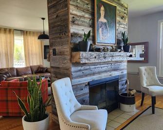 Large, private house with ocean views! - Inverness - Living room