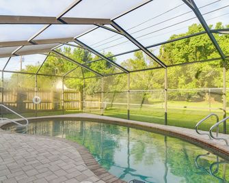 6 Mi to Clearwater Beach Home with Furnished Lanai - Clearwater - Pool