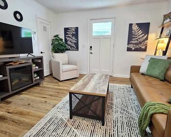 Center of Town! Near Hospital and VSU, Gameroom & Fire-pit, Pet Friendly - Valdosta - Living room