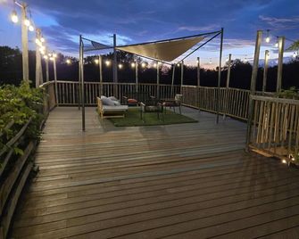 Eco-Chic Container Tiny Home + Treehouse Deck - Wagoner - Balcón