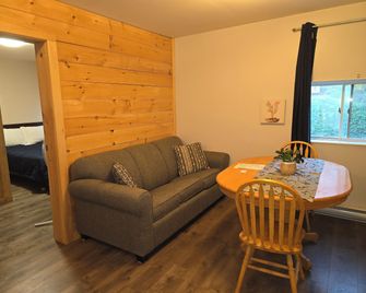 Earthquest Lodge - Port Burwell - Living room