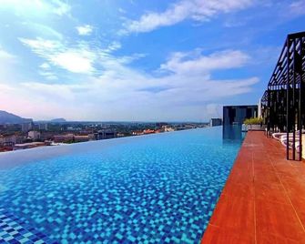 The Horizon Ipoh 2BR L12 by Grab A Stay - Ipoh - Pool