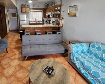 Gated Community 2bd/2ba/WiFi/Cable/2 Car Garage. Home sleeps 8 - Puerto Peñasco - Living room