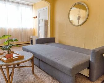 #stayinmydistrict Heritage House Apt - Coos Bay - Living room