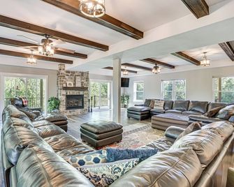 Sprawling Wisconsin Dells Home with Deck and Fire Pit - Wisconsin Dells - Olohuone