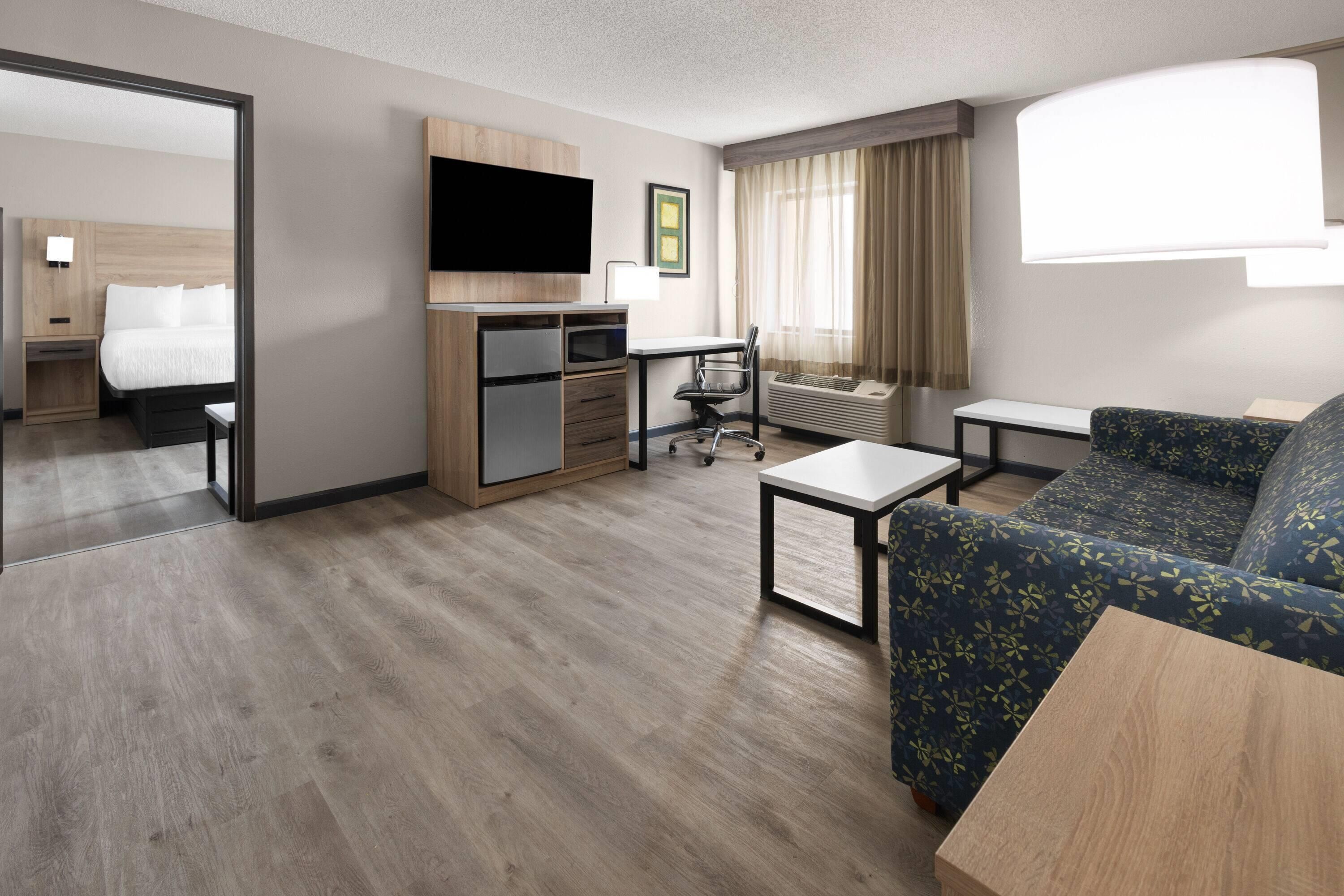 La Quinta Inn & Suites by Wyndham Mansfield OH - Mansfield - Slaapkamer