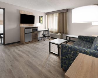 La Quinta Inn & Suites by Wyndham Mansfield OH - Mansfield - Slaapkamer