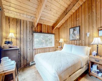 Dog-friendly home with woodstove & W/D - next to golf course and near skiing - Wilmington - Bedroom