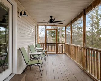 Mountainwaters - Mtn, River, Relax! - Hottub, Private Riverfront, Firepit. - Maurertown - Balcony