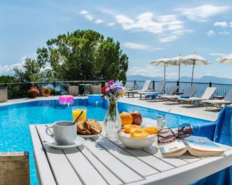 Aliki Hotel - Nikiana