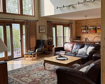 Large Modern Home with Beautiful Views in NH's White Mountains - Waterville Valley - Sala de estar