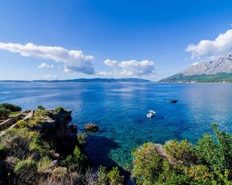 Villa Sea Edge - Three Bedroom Villa with Sea View - كوركولا - غرفة نوم