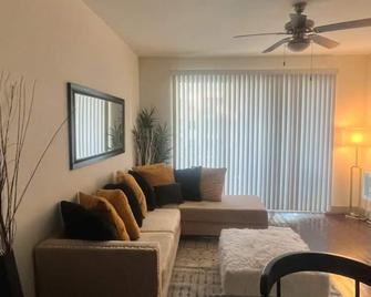 Modern Apartment with WiFi, pool and fitness room in vibrant Houston - ヒューストン - リビングルーム