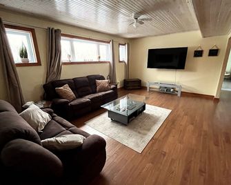 Private 34 acre Retreat wt Farmhouse | Hottub | Bunkie | Trails - Kawartha Lakes - Obývací pokoj