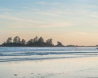 Cedar Shack Cottage with Private Hot Tub - steps to Chesterman Beach - Tofino - Пляж