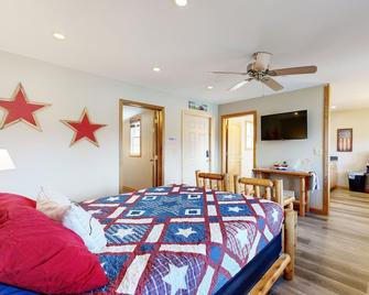 Lakefront, dog-friendly cabin with covered porch & firepit - near wine tasting - Murphysboro - Habitación