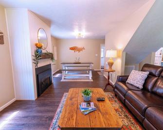 Enjoy Relaxing at Riverfront Property 4 miles from Sandstone Falls! - Hinton - Sala de estar