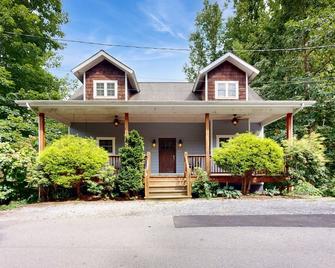 Spacious Mountain Home with Scenic Balcony | Walk to Lake Junaluska - Lake Junaluska - Building
