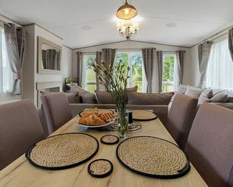 Rolling Hills Splash Escape -No Commercial Sign written Vehicles,Fishing Nearby & Communal Swimming Pool ,Pool open April to September - Cheriton Bishop - Sala pranzo