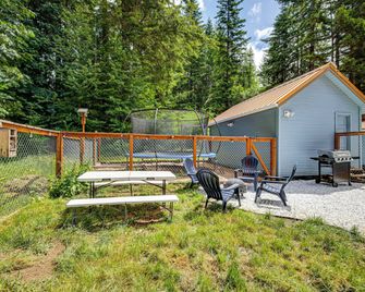 7 Mi to Mt Rainier NP: Home w/ Private Hot Tub! - Ashford - Patio
