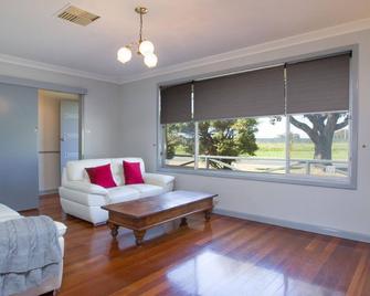 The Stables - Home Stay - Bunbury - Living room