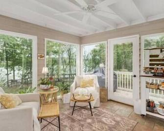 Southern Charmer on Lake Bowen w/outdoor jacuzzi & boat dock - Inman - Living room